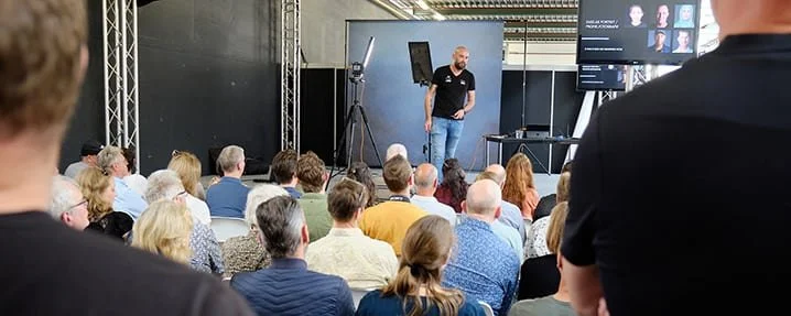 Maurice Jager on stage presenting